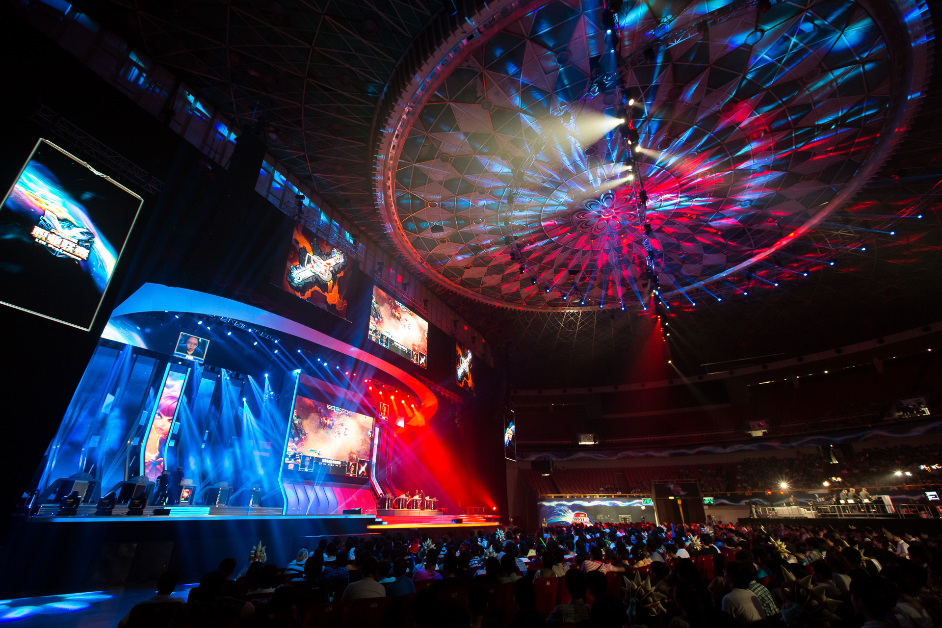 场馆灯光渐暗观众席合唱，电竞粉丝以英雄联盟战歌实现赛前鼓舞